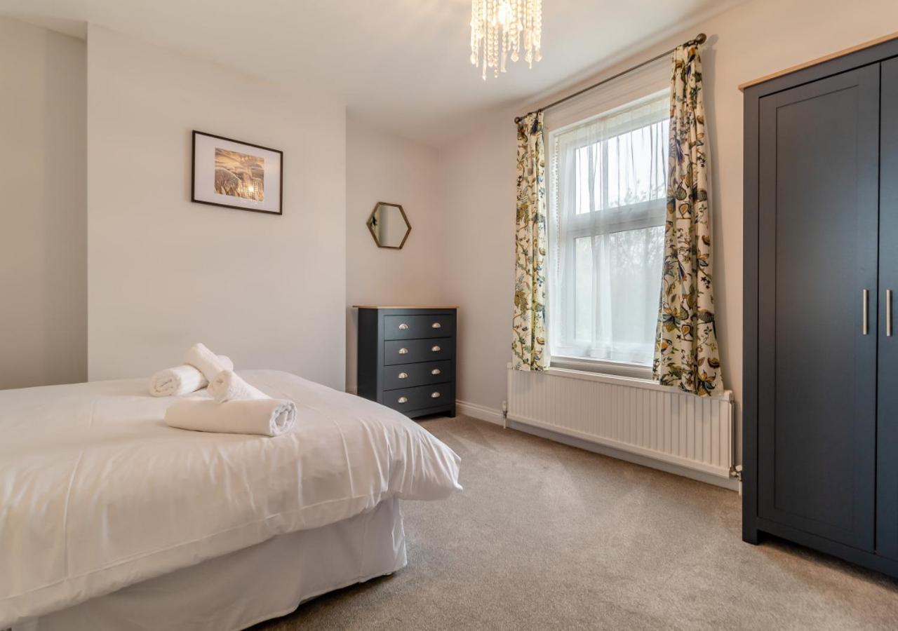 39 London Road Villa เฮลส์เวิร์ธ ภายนอก รูปภาพ