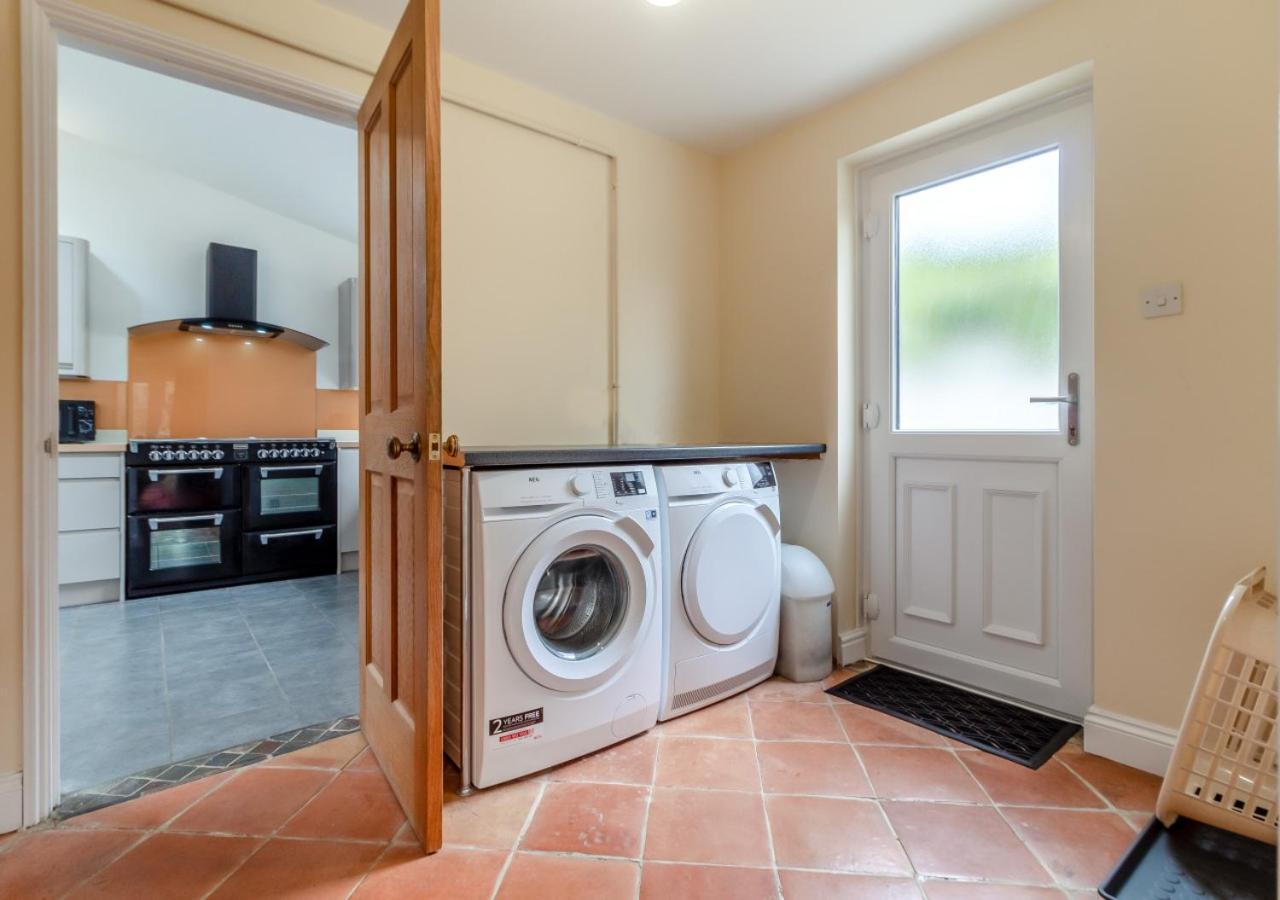 39 London Road Villa เฮลส์เวิร์ธ ภายนอก รูปภาพ