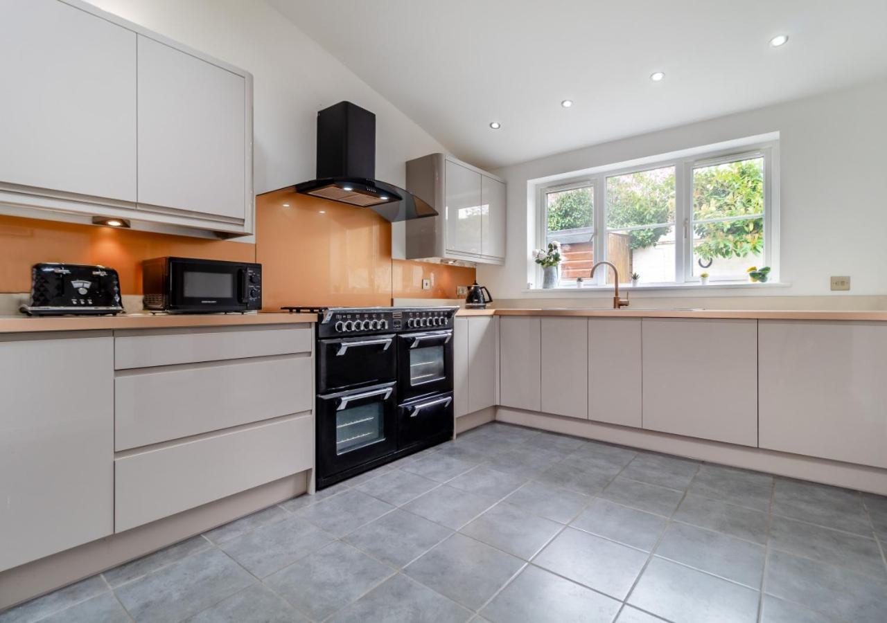 39 London Road Villa เฮลส์เวิร์ธ ภายนอก รูปภาพ