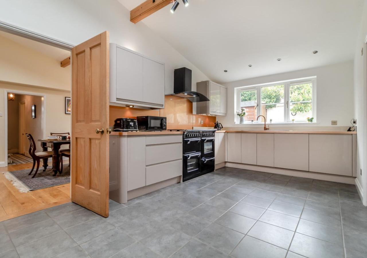 39 London Road Villa เฮลส์เวิร์ธ ภายนอก รูปภาพ