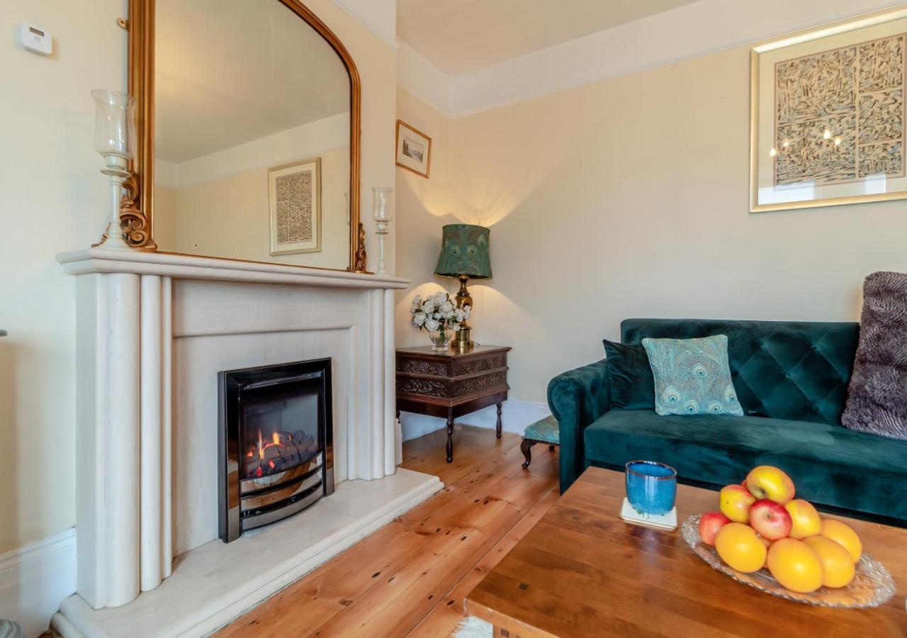 39 London Road Villa เฮลส์เวิร์ธ ภายนอก รูปภาพ