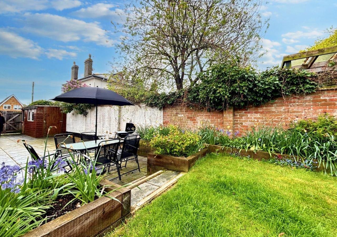 39 London Road Villa เฮลส์เวิร์ธ ภายนอก รูปภาพ